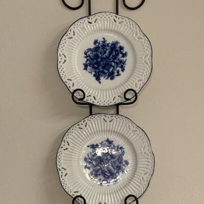 2-Plate Wall Rack with 2 Basic Porcelana Plates