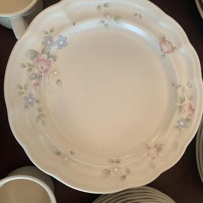 (78) Pfaltzgraff 'Tea Rose' Large Dinnerware Set
Many other lots with this pattern in auction