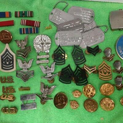 https://www.ebay.com/itm/125077144569	LAN3511 VINTAGE LOT OF USA MILITARY PINS, DOGTAGS, BADGES, BUCKLE		Auction

