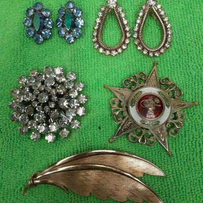 https://www.ebay.com/itm/115164037071	LAN3514 VINTAGE LOT OF CORA COSTUME JEWELRY BROOCHES, CLIP ON, SCREW ON EARRINGS		Auction
