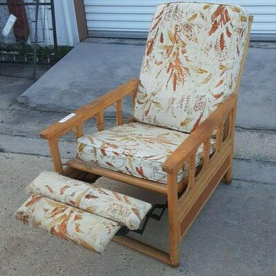 https://www.ebay.com/itm/115165154805	SB3050 VINTAGE  Mid Century Modern WOOD LOUNGE Recliner CHAIR Local Pickup		BIN	 $199.99 

