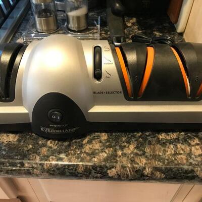 Electric knife sharpener