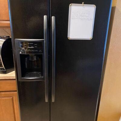 GE side by side refrigerator/ freezer 