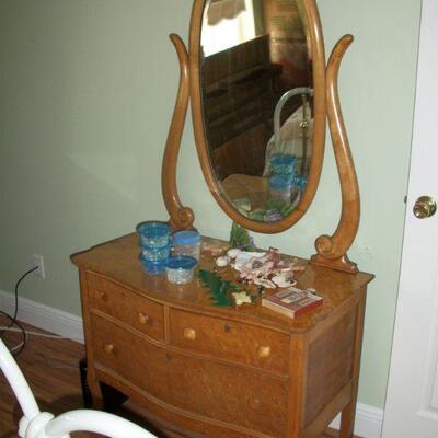 **BIN**  - Antique/Vintage Bird's Eye Maple 3 Drawer Dresser with Mirror