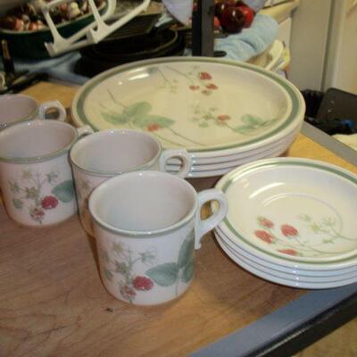 12pcs. Wedgwood Dinnerware "Raspberry Cane"