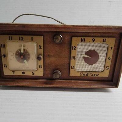 #8068 â€¢ Vintage Travler Clock Radio