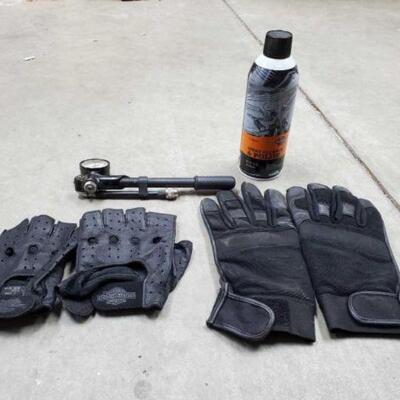 #4014 • Harley Davidson Leather Gloves, Hand Pump, And Spray Cleaner: Harley Davidson Leather Gloves, Hand Pump, And Spray Cleaner....