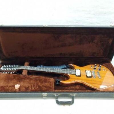 #2526 • Carvin Electric Guitar with Case Included Strap, Picks, Parts and Keys to Case
.
