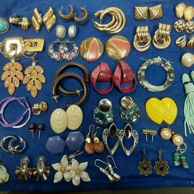 https://www.ebay.com/itm/115165208643	LAN3490 VINTAGE LOT OF 43 COSTUME JEWELRY PIERCED EARRINGS		BIN	 $29.99 
