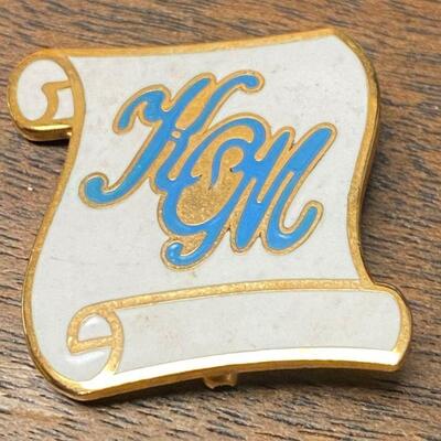 https://www.ebay.com/itm/125112418015	Momus 1984 Lady s Pin New Orleans Mardi Gras Krewe Favor Z7362		bin	 $49.99 
