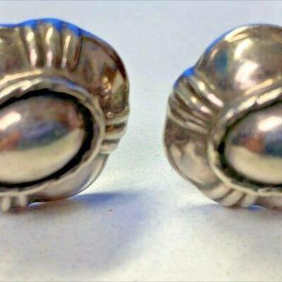 https://www.ebay.com/itm/125060428981	NC590 PAIR OF STERLING SILVER CLIP ON EARRINGS 		 BIN 	 $49.99 
