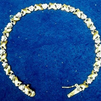 https://www.ebay.com/itm/125041814006	LAN3470 VINTAGE DBJ 7 INCH STERLING SILVER, GOLD PLATED HEARTS & Xs BRACELET		BIN	 $19.99 
