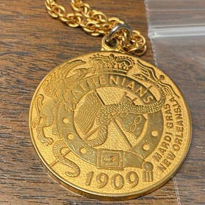 https://www.ebay.com/itm/115212543230	Athenians Gold Plated Charm New Orleans Mardi Gras Krewe Favor Z7368a		bin	 $49.99 
