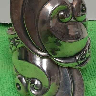 https://www.ebay.com/itm/125092471522	LAN3509 VINTAGE MEXICAN STERLING SILVER BRACELET 54 GRAMS		BIN	 $99.99 
