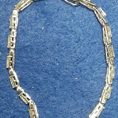https://www.ebay.com/itm/125045300984	LAN3436 VINTAGE 7 INCH STERLING SILVER & RHINESTONE BRACELET (11.6 GRAMS)		BIN	 $19.99 
