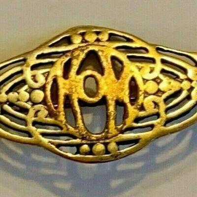 https://www.ebay.com/itm/115060571481	Momus 1997 KOM FILIGREE PIN NEW ORLEANS MARDI GRAS KREWE FAVOR MGS522 		 BIN 	 $79.99 
