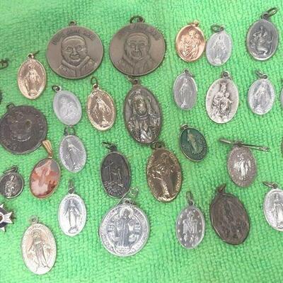 https://www.ebay.com/itm/125092472174	LAN3510 VINTAGE LOT OF CATHOLIC CHRISTIAN RELIGOUS MEDALS, PINS		BIN	 $19.99 
