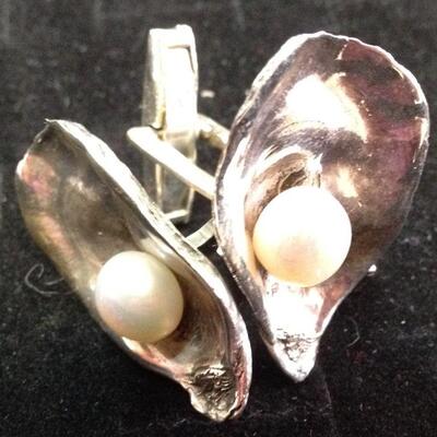 https://www.ebay.com/itm/115108246852	LG588CL Oyster Oval with Pearl .925 Sterling Silver Cuff Links by LetyG		BIN	 $89.99 
