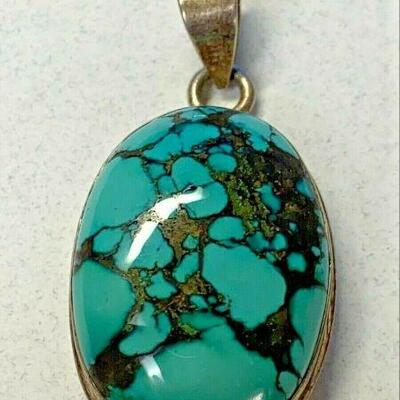 https://www.ebay.com/itm/125060402866	NC598 TURQUOISE STONE SET IN STERLING SILVER PENDANT		 BIN 	 $49.99 
