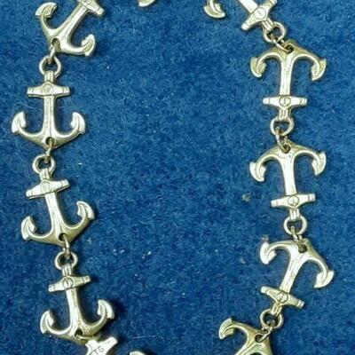 https://www.ebay.com/itm/115132708794	LAN3452 VINTAGE 7 INCH STERLING SILVER SHIP ANCHOR BRACELET (6.9 GRAMS)		BIN	 $19.99 
