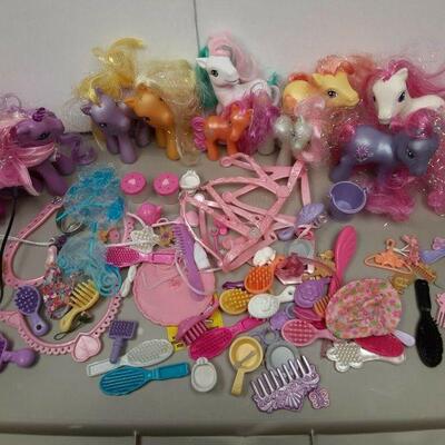 https://www.ebay.com/itm/125056501018	HS3014 LOT OF 9 VINTAGE MY LITTLE PONY FIGURES & ACCESSORIES		Offer	 $19.99 
