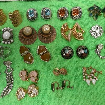 https://www.ebay.com/itm/115181444187	LAN3512 VINTAGE LOT OF 19 COSTUME JEWELRY CLIP ON SCREW ON EARRINGS 		BIN	 $19.99 

