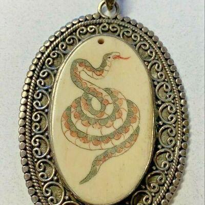 https://www.ebay.com/itm/125060427831	NC591 CARVED SNAKE DESIGN on Bone SET IN STERLING SILVER PENDANT		 BIN 	 $99.99 
