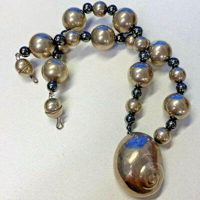 https://www.ebay.com/itm/125060404139	NC597 MIGNON FAGET LARGE STERLING SILVER SHELL ON STERLING SILVER NECKLACE		 Offer 	 $299.99 
