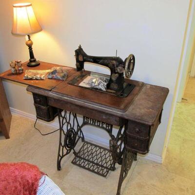 ANTIQUE SINGER SEWING MACHINE CABINET W/ A 1928 SINGER SEWING MACHINE & ACCESSORIES & LITERATURE.