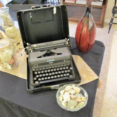 ANTIQUE 1940s ROYAL QUIET DELUXE TYPEWRITER IN CASE