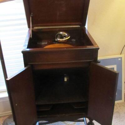 ANTIQUE RESTORED VICTROLA CONSULETTE
