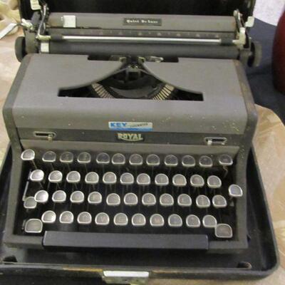 ANTIQUE 1940s ROYAL QUIET DELUXE TYPEWRITER IN CASE