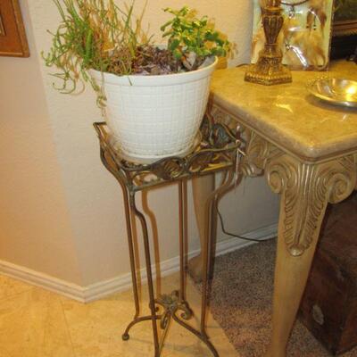 VINTAGE METAL PLANT STAND & PLANT.
