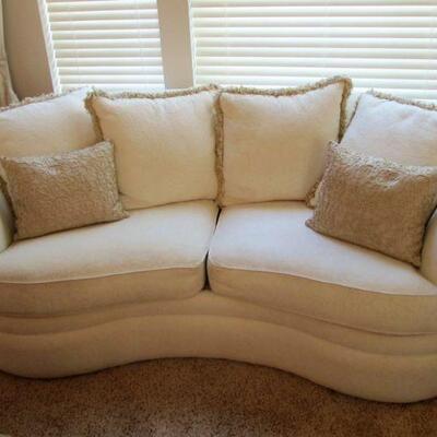 ELEGANT PARK MANOR CURVED BACK CREAM COLOR SOFA  - HOLLYWOOD REGENCY.