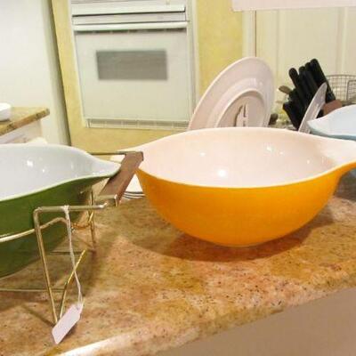 VINTAGE PYREX BOWLS