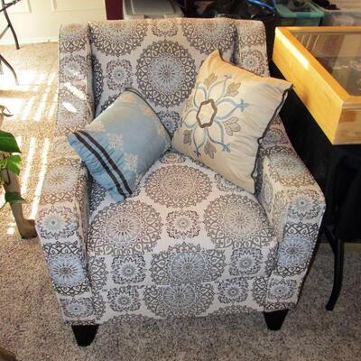 COMFY LIVING ROOM CLUB SIDE CHAIR IN A DESIGNER FABRIC