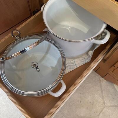 White cookware set 