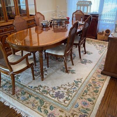 Vintage dining set in perfect condition and large area rug 
