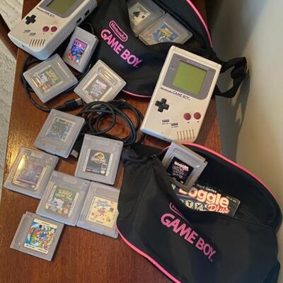 Gameboy games, fanny packs and systems. Tetris, Speedy Gonzales, Solitaire Fun Pack, Super Mario Golden Coins, Kirby's Dream Land,...
