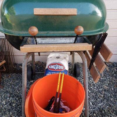 MSE058 - BBQ Grill W/Cleaning Tools & Bag of Charcoal