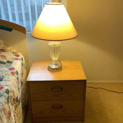 Mse040 Wood Laminate Night Stand & Table Lamp