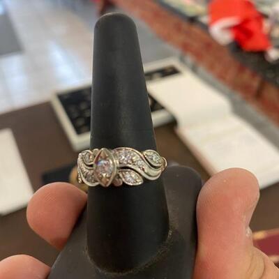 Platinum and 14 karat with  1 Ct. Diamonds 1930s ring. Size : 9 ( we can have sized up or down for a price.