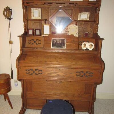 Antique pump organ 