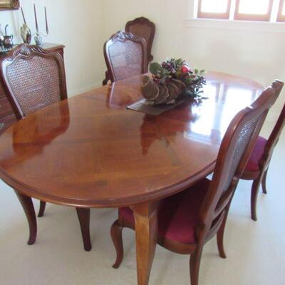 Thomasville dining set w/ extra table leafs 