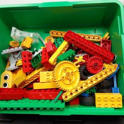 https://www.ebay.com/itm/125068131876	HS3030 VINTAGE LEGO EDUCATION BUILDING KIT ( MISSING SOME PARTS)		BIN	 $19.99 
