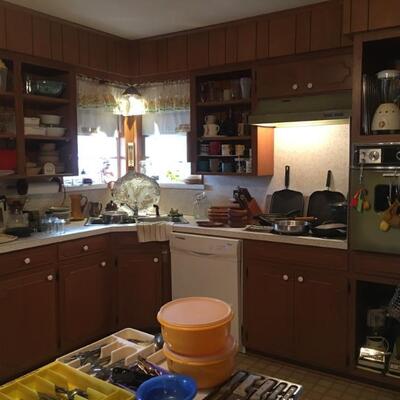 Lots of kitchen items