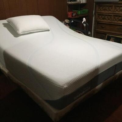 Tempur Pedic  lift bed. ( Queen ). Clean and it great condition. 