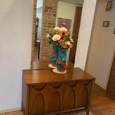 Broyhill Brasilla Hall Table/China Deck