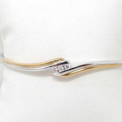 200: 10k Gold Clip on Bracelet with Diamond Accents, 8g
Weighs Approx: 8g