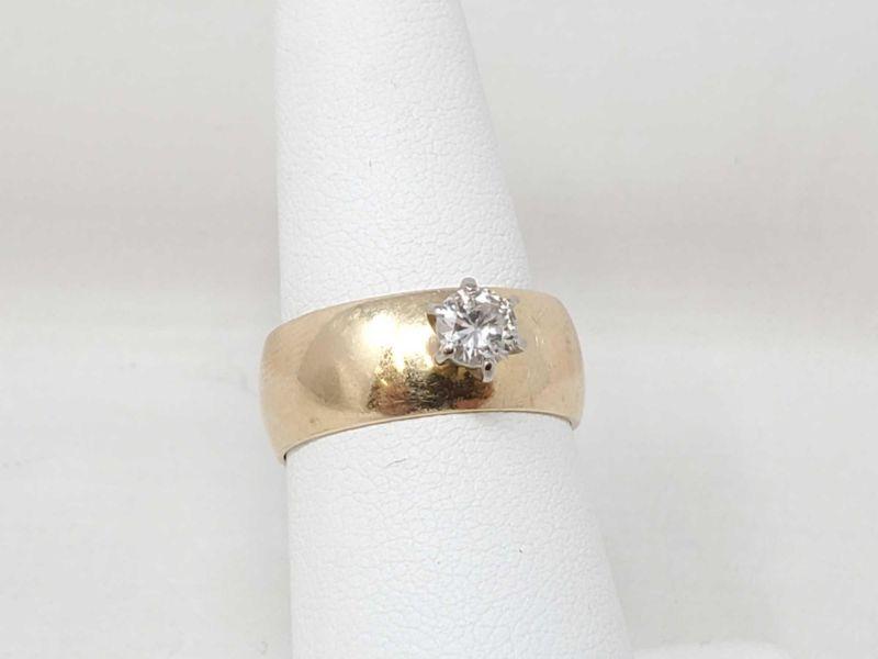 106	

14k Gold Ring with Stunning Diamond, 6.7g
Weighs Approx: 6.7g Ring Size: 7.5